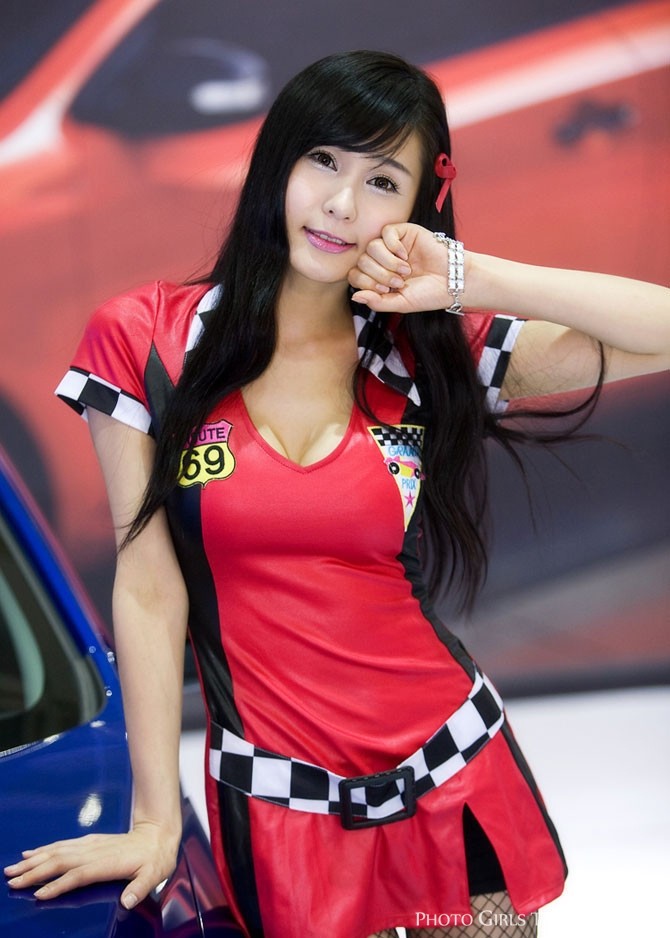 Ảnh girl xinh Hàn Quốc Hwang Mi Hee Cute với Car