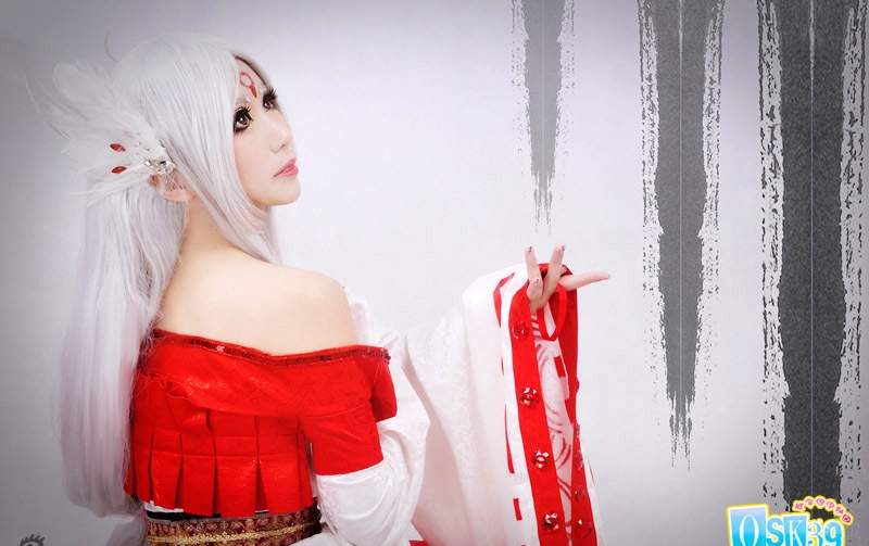 Ảnh Girl Cosplay với Red Clothes